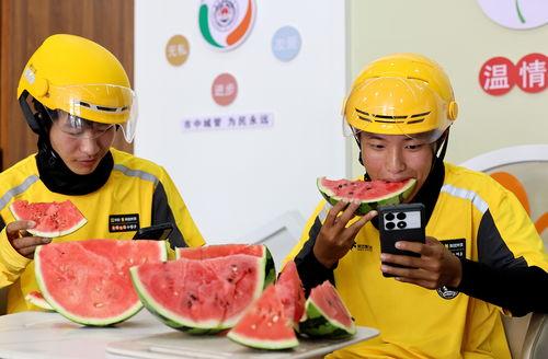 快递员吃瓜,揭秘快递行业背后的生活点滴