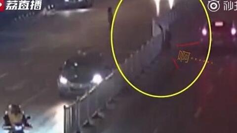 男子为吃瓜摔倒护栏,意外成为街头焦点